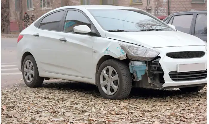 Weiße Limousine mit Motorschaden in Steinbach (Taunus)